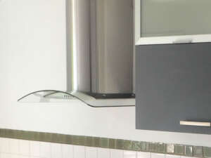 rénovation cuisine : pose d'une hotte moderne