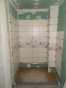 Renovation salle de bains carrelage frise