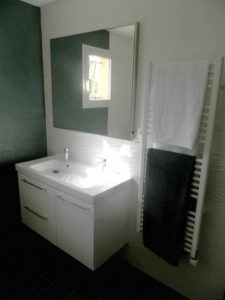 Une salle de bains sur mesure double vasque